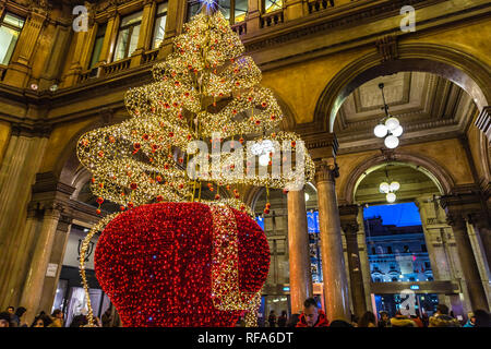 Rom, Italien, 4. JANUAR 2019: Weihnachtsbeleuchtung sind erleuchtend Straße von Rom Stockfoto