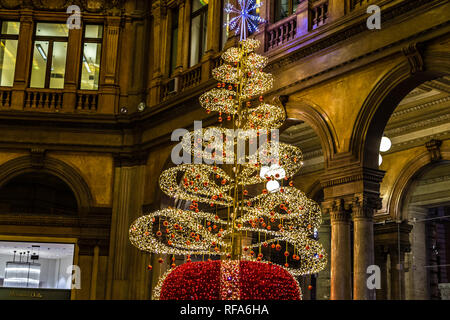 Rom, Italien, 4. JANUAR 2019: Weihnachtsbeleuchtung sind erleuchtend Straße von Rom Stockfoto