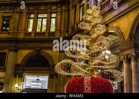 Rom, Italien, 4. JANUAR 2019: Weihnachtsbeleuchtung sind erleuchtend Straße von Rom Stockfoto