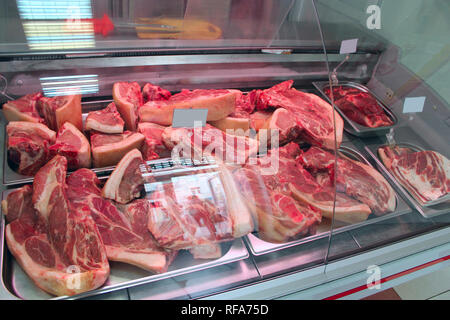 Shop von Fleischerzeugnissen. Fleischerzeugnisse zu speichern. Breite Auswahl an Fleisch Produkte im Supermarkt. Frisches Fleisch in Fleisch Schaufenster. Stücke von Fleisch in speichern. P Stockfoto