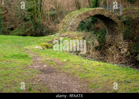 Kenmare Cromwells Brücke ist eine aus dem 11. Jahrhundert alte alte Brücke in Kenmare, County Kerry, Irland. Stockfoto