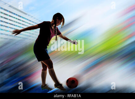 Junge Mädchen spielen Fußball im Stadion Stockfoto