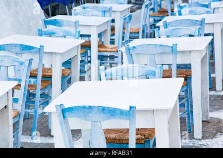 Traditionelle Gasse in Mykonos mit blauen Türen und weißen Wänden Stockfoto