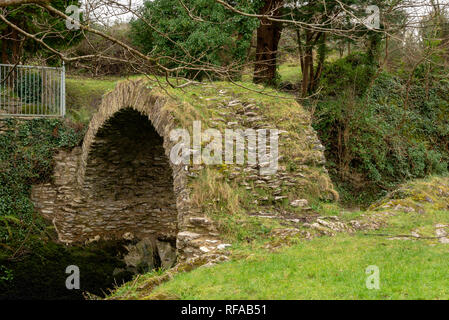 Cromwells Brücke aus dem 11. Jahrhundert in Kenmare, County Kerry, Irland. Stockfoto