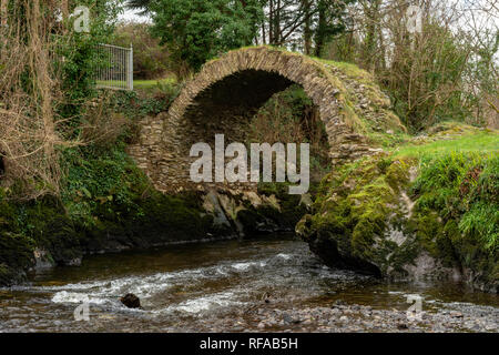 Cromwells Brücke Kenmare. 11. Jahrhundert alte historische Brückenanlage in Kenmare, County Kerry, Irland. Stockfoto