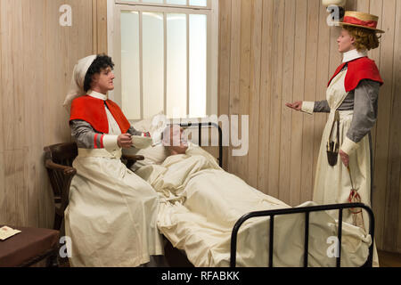 Museum der militärischen Medizin, Keogh Kasernen, Mytchett, Surrey, Großbritannien. Diorama von zwei Armee Krankenschwestern Interessieren für einen Patienten in einem Lazarett Stockfoto