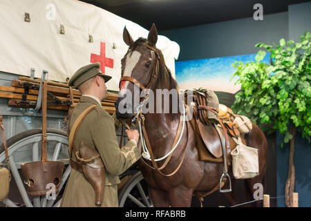 Museum der militärischen Medizin, Keogh Kasernen, Mytchett, Surrey, Großbritannien. Diorama von Armee Tierarzt kümmert sich um ein verletztes Pferd. Stockfoto