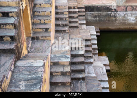 Schließen Sie die stufenabgängen von Chand Baori, in Jaipur, Indien. Stockfoto