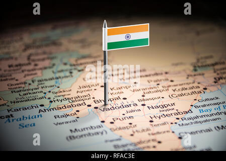 Indien markiert mit einer Flagge auf der Karte Stockfoto