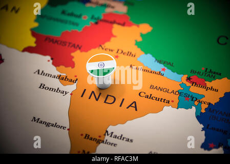 Indien markiert mit einer Flagge auf der Karte Stockfoto