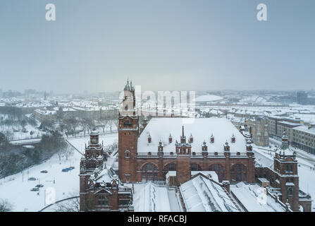 Eine Luftaufnahme des Kelvingrove Art Gallery und Museum in Glasgow, Schottland an einem verschneiten Tag. Stockfoto