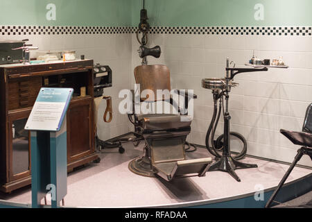 Innenraum des Museums für Militär- und Medizin, Keogh Kasernen, Mytchett, Surrey, Großbritannien. Zahnärztliche Chirurgie und Ausrüstung aufweisen (1940er bis 1950er Jahre) Stockfoto