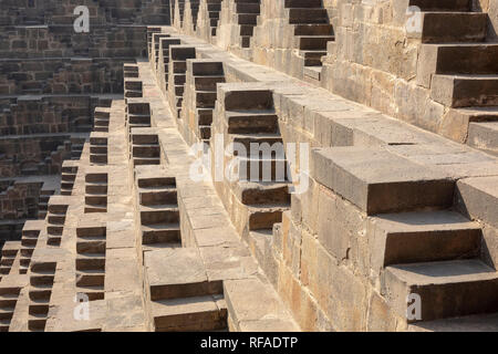 Detail von Chand Baori, Rajasthan, tiefste und größte Stufenabgängen in Indien Stockfoto