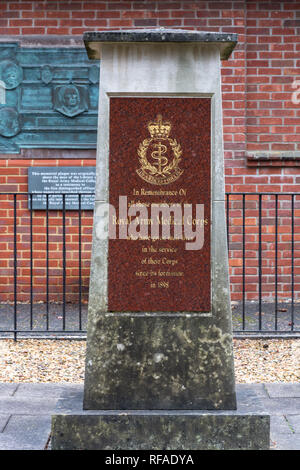 Denkmal für die Royal Army Medical Corps außerhalb des Museums für Militär- und Medizin, Keogh Kasernen, Mytchett, Surrey, UK tot Stockfoto