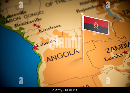 Angola markiert mit einer Flagge auf der Karte Stockfoto