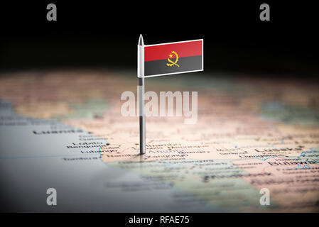 Angola markiert mit einer Flagge auf der Karte Stockfoto