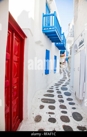 Traditionelle Gasse in Mykonos mit blauen Türen und weißen Wänden Stockfoto