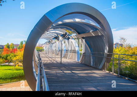 Brücke von Perrault. Madrid-Rio Park, Madrid, Spanien. Stockfoto