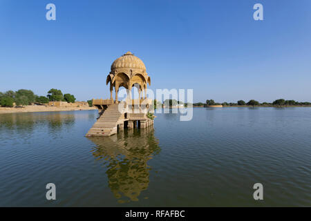 Indische Wahrzeichen Gadi Sagar Tempel auf Gadisar See Jaisalmer, Rajasthan, Nordindien Stockfoto