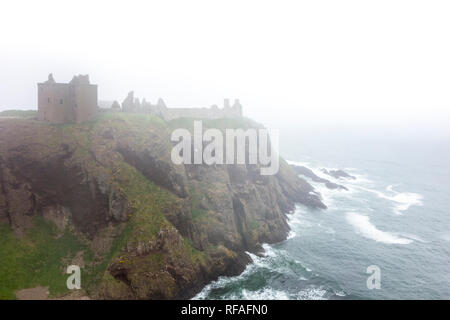 Dunnottar Castle im Nebel, zerstörte mittelalterliche Festung in der Nähe von Stonehaven an der Felswand entlang der Nordseeküste, Aberdeenshire, Schottland, Großbritannien Stockfoto