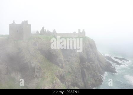 Dunnottar Castle im dichten Nebel, verfallenen mittelalterlichen Festung in der Nähe von Stonehaven an der Felswand entlang der Nordseeküste, Aberdeenshire, Schottland, Großbritannien Stockfoto
