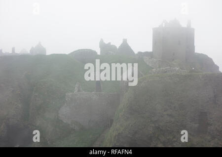 Dunnottar Castle im dichten Nebel, verfallenen mittelalterlichen Festung in der Nähe von Stonehaven an der Felswand entlang der Nordseeküste, Aberdeenshire, Schottland, Großbritannien Stockfoto