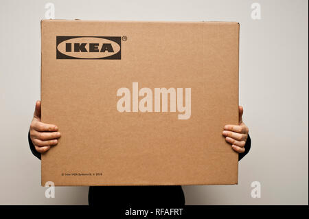Mann mit einem Ikea Karton Stockfoto