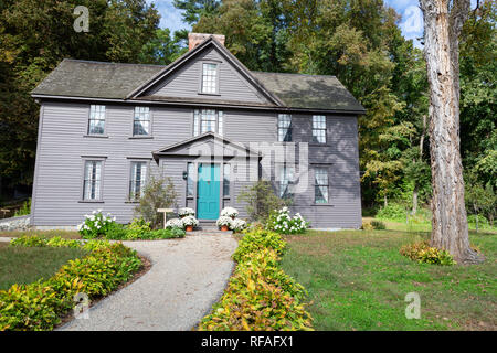 Ein Gehweg im Vorgarten, die bis zu den historischen Orchard House. Minute Man National Historical Park, Massachusetts Stockfoto