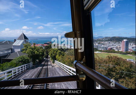 Die Seilbahn, ein Wellington Cable Car, bietet eine malerische Reise vom Herzen der Innenstadt von Wellington, Neuseeland Wellington Botanischen Garten Stockfoto