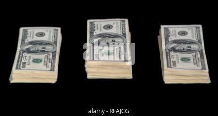 3 Stapel von 100 Dollar Scheine auf einem schwarzen Hintergrund in ein Konzept von Finanzen, Erfolg und Reichtum Stockfoto