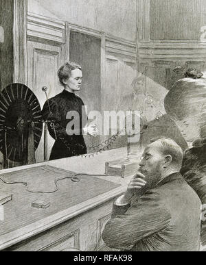 Marie Curie (1867-1934). Der französische Physiker. Zusammen mit ihrem Mann Pierre Curie Radium entdeckte 1898 den Nobelpreis für Physik erhielt im Jahre 1903 und für Chemie im Jahre 1911. Es war die erste Frau zu besetzen eine Stelle in der höheren Bildung (1906). Marie Curie öffnet ein Kurs auf Radioaktivität in seinem Stuhl an der Sorbonne. Gravur an der "L'Illustration" (1906). Stockfoto