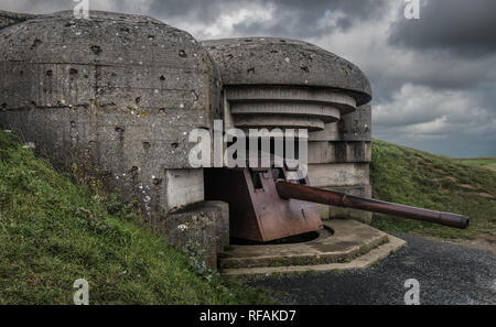 Die deutsche Waffe batterie Longues-sur-Mer eine strategische Lage mit Blick auf den D-Day Strände geboten. Es gibt vier konkrete Pil verstärkt Stockfoto