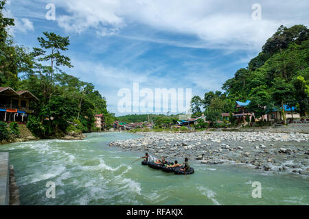 Bukit Lawang Dorf und Blick auf den Fluss. Bukit Lawang ist ein beliebtes Reiseziel für Ihre Dschungel Trekking Tour und Orang-utans. Stockfoto