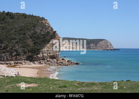 Boca do Rio auf der westlichen Küste der Algarve im Süden Portugals ist eine schöne Bucht mit einem kleinen Sandstrand von Klippen umgeben.. Stockfoto