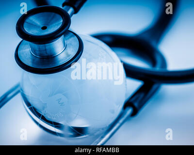 Global Healthcare. Kugel und Stethoskop, Studio erschossen. blau getönten Bilder. Stockfoto