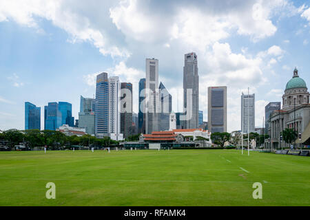 Singapur - Januar 2019: Singapur central business district City Skyline von Padang ehemalige Cricket Field mit Nationalgalerie auf der Seite. Stockfoto