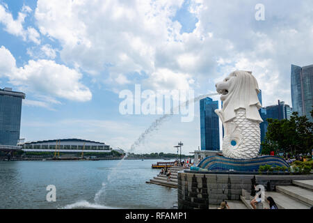 Singapur - Januar 2019: Besucher am Merlion Park in Singapur City Center. Merlion ist ein Wahrzeichen in Singapur und ein beliebtes Ziel für Touristen. Stockfoto