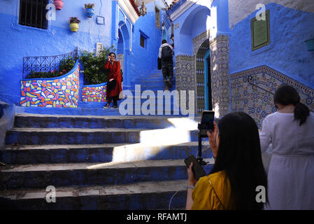 Touristen fotografieren in Chefchaouen, Blau der marokkanischen Stadt. Stockfoto