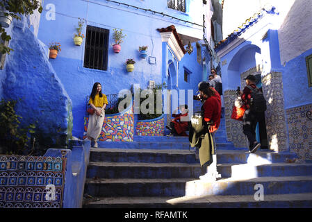 Touristen fotografieren in Chefchaouen, Blau der marokkanischen Stadt. Stockfoto