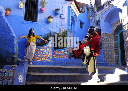 Touristen fotografieren in Chefchaouen, Blau der marokkanischen Stadt. Stockfoto