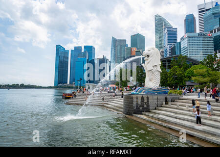 Singapur - Januar 2019: Besucher am Merlion Park in Singapur City Center. Merlion ist ein Wahrzeichen in Singapur und ein beliebtes Ziel für Touristen. Stockfoto