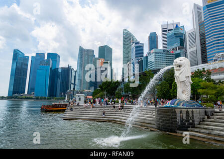 Singapur - Januar 2019: Besucher am Merlion Park in Singapur City Center. Merlion ist ein Wahrzeichen in Singapur und ein beliebtes Ziel für Touristen. Stockfoto