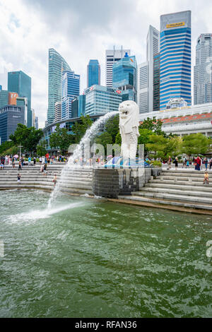 Singapur - Januar 2019: Besucher am Merlion Park in Singapur City Center. Merlion ist ein Wahrzeichen in Singapur und ein beliebtes Ziel für Touristen. Stockfoto