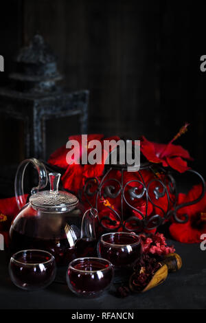 Kräutertee Hibiskus Tee carcade mit roter Hibiskus Blumen. Düstere Stimmung Foto. Stockfoto