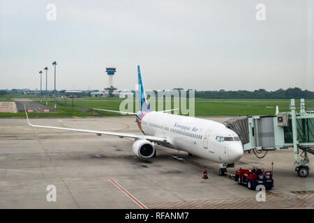 Medan, Indonesien - Januar 2019: Sriwijaya Air Flugzeuge auf der Piste von Kualanamu Flughafen Medan Medan, Indonesien. Sriwijaya Air ist eine indonesische Fluggesellschaft Stockfoto