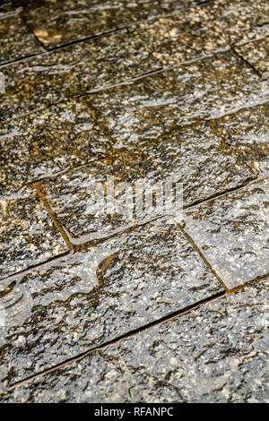 Miracema Granit Pflaster nass durch den Regen. Florianopolis, Santa Catarina, Brasilien. Stockfoto