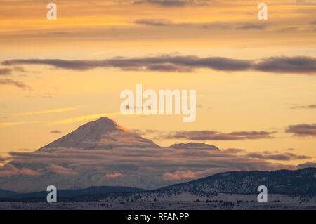 Mount Shasta bei Sonnenuntergang vom unteren Klamath National Wildlife Refuge, Nordkalifornien. Stockfoto