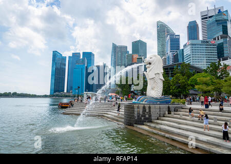 Singapur - Januar 2019: Besucher am Merlion Park in Singapur City Center. Merlion ist ein Wahrzeichen in Singapur und ein beliebtes Ziel für Touristen. Stockfoto