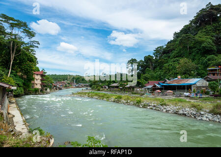 Bukit Lawang Dorf und Blick auf den Fluss. Bukit Lawang ist ein beliebtes Reiseziel für Ihre Dschungel Trekking Tour und Orang-utans. Stockfoto