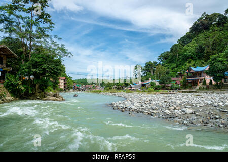 Bukit Lawang Dorf und Blick auf den Fluss. Bukit Lawang ist ein beliebtes Reiseziel für Ihre Dschungel Trekking Tour und Orang-utans. Stockfoto